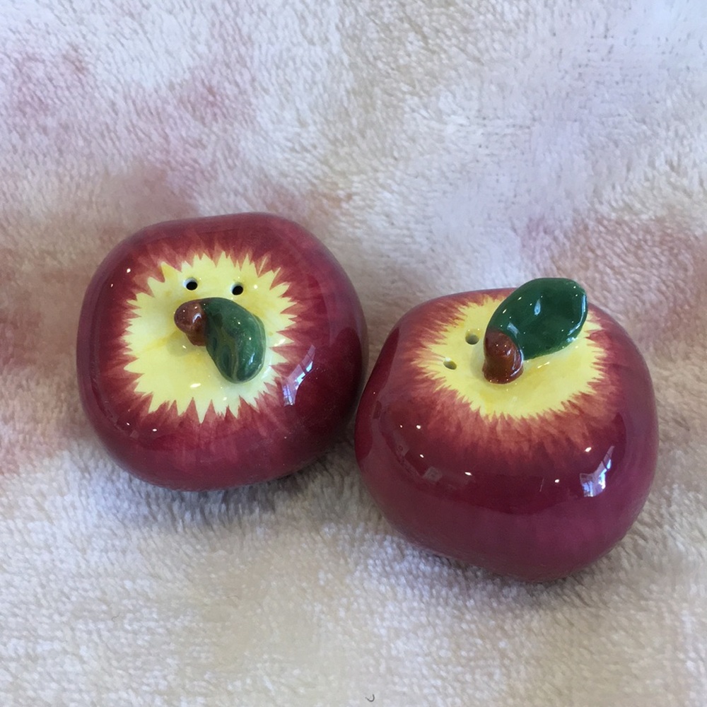 Mini Apple Ceramic Salt n Pepper Shaker Set NWT no box 1.50” across 1.50” tall.